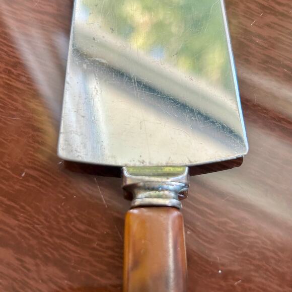 Vintage Pie & Cake Server with Butterscotch Bakelite Handle – 10” Spatula Knife - Picture 2 of 6
